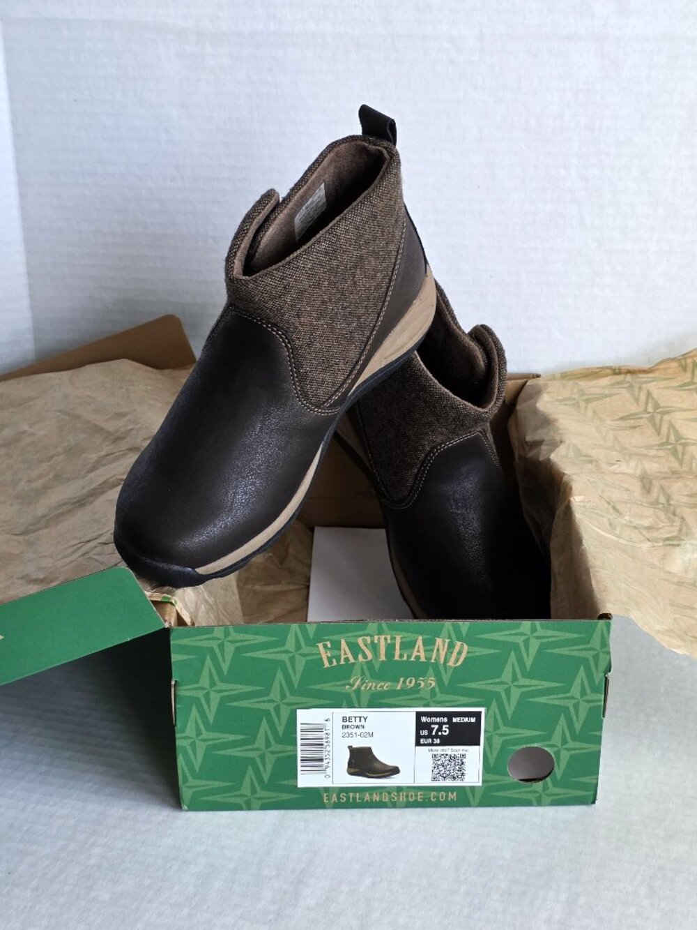 Eastland Betty Women Brown Ankle Boots Size 7.5 M NIB